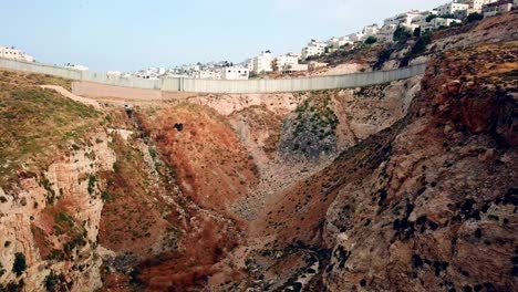el muro de separación de la orilla oeste fue filmado por un avión no tripulado.
