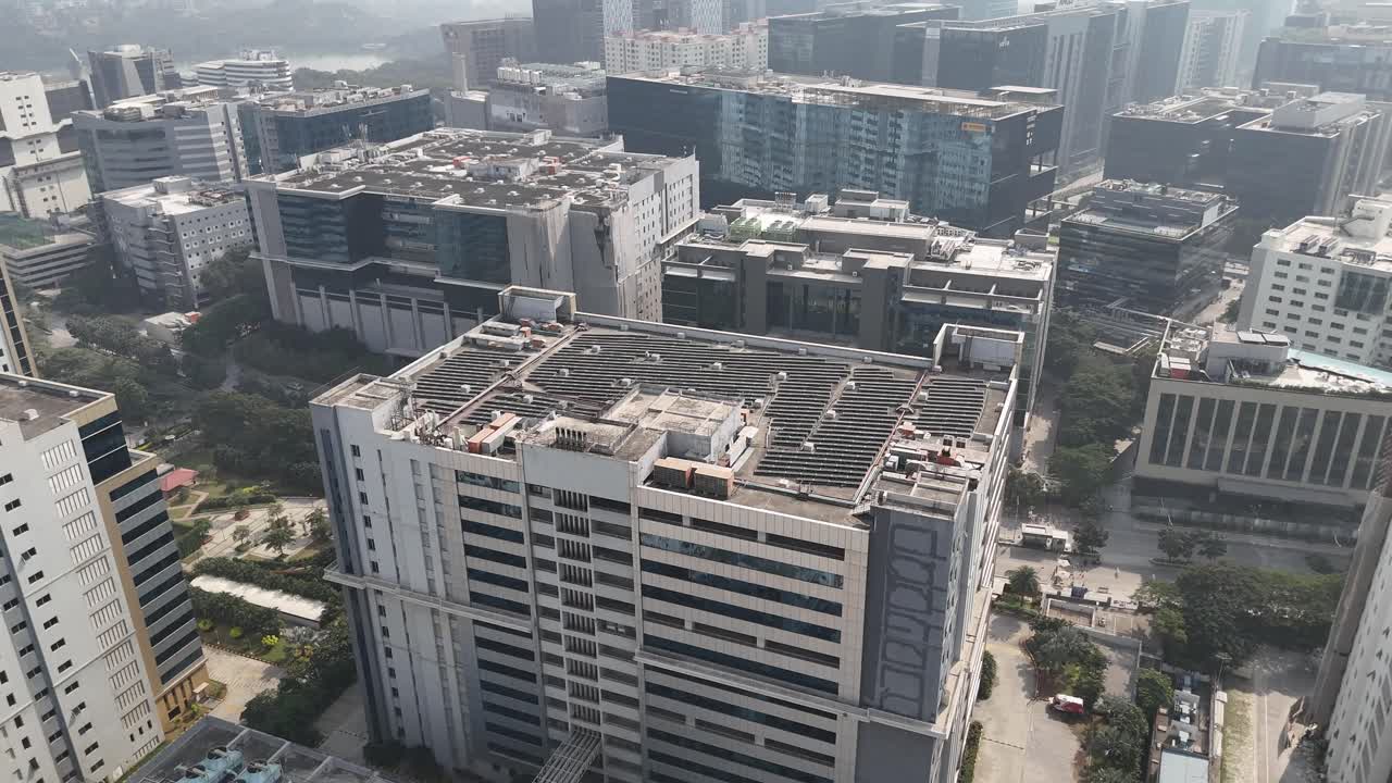 Filmagem aérea cinematográfica de uma grande cidade indiana, capturando a densidade residencial com edifícios preenchidos com painéis solares no telhado
