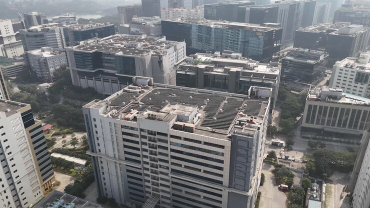 Filmagem aérea cinematográfica de uma grande cidade indiana, capturando a densidade residencial com edifícios preenchidos com painéis solares no telhado