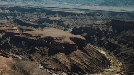 cañón del río fish en namibia, toma aérea de drones africanos
