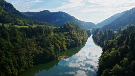 Kristallklarer,-Blau-Reflektierender-Fluss-Zwischen-Bewachsenen-Bergen-In-Idyllischer-Landschaft---Drohnenantenne