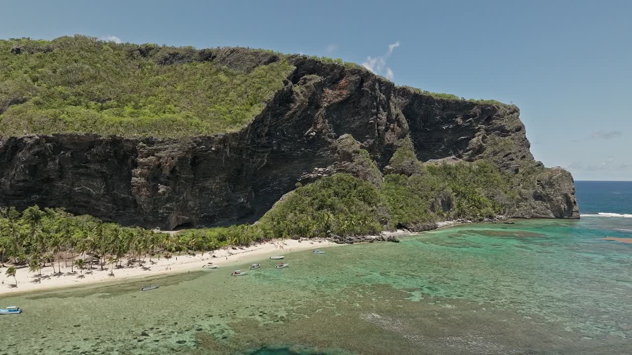 воздушный подход к пляжу пляя фронтон с людьми в летний сезон, самана в доминиканской республике