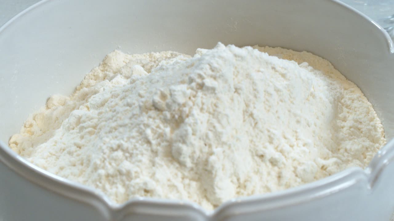 밀가루 한 조각 을 나타내는 여자 의 손가락