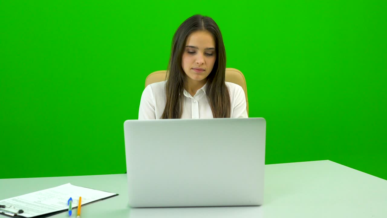la mujer trabajando en el escritorio en el fondo verde