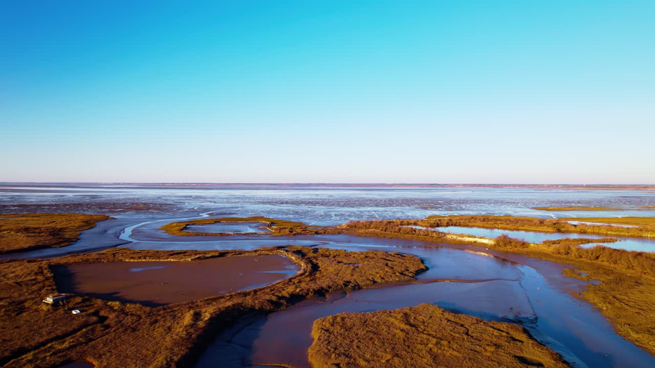 아름다운 푸른 하늘의 여름날에 습한 습지에서 운하 채널