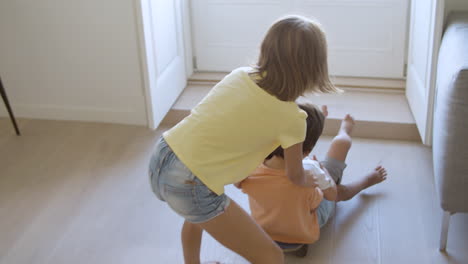 Hermana-Mayor-Jugando-Juegos-Activos-Con-Hermanos-Menores