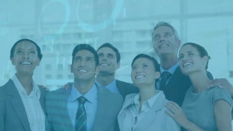 animación del procesamiento de datos financieros sobre la sonrisa de diversas personas de negocios