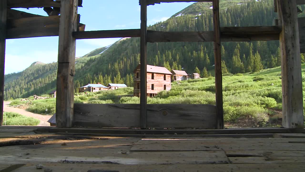 pueblo fantasma de colorado visto a través de ventanas viejas