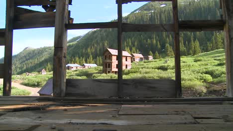 pueblo fantasma de colorado visto a través de ventanas viejas