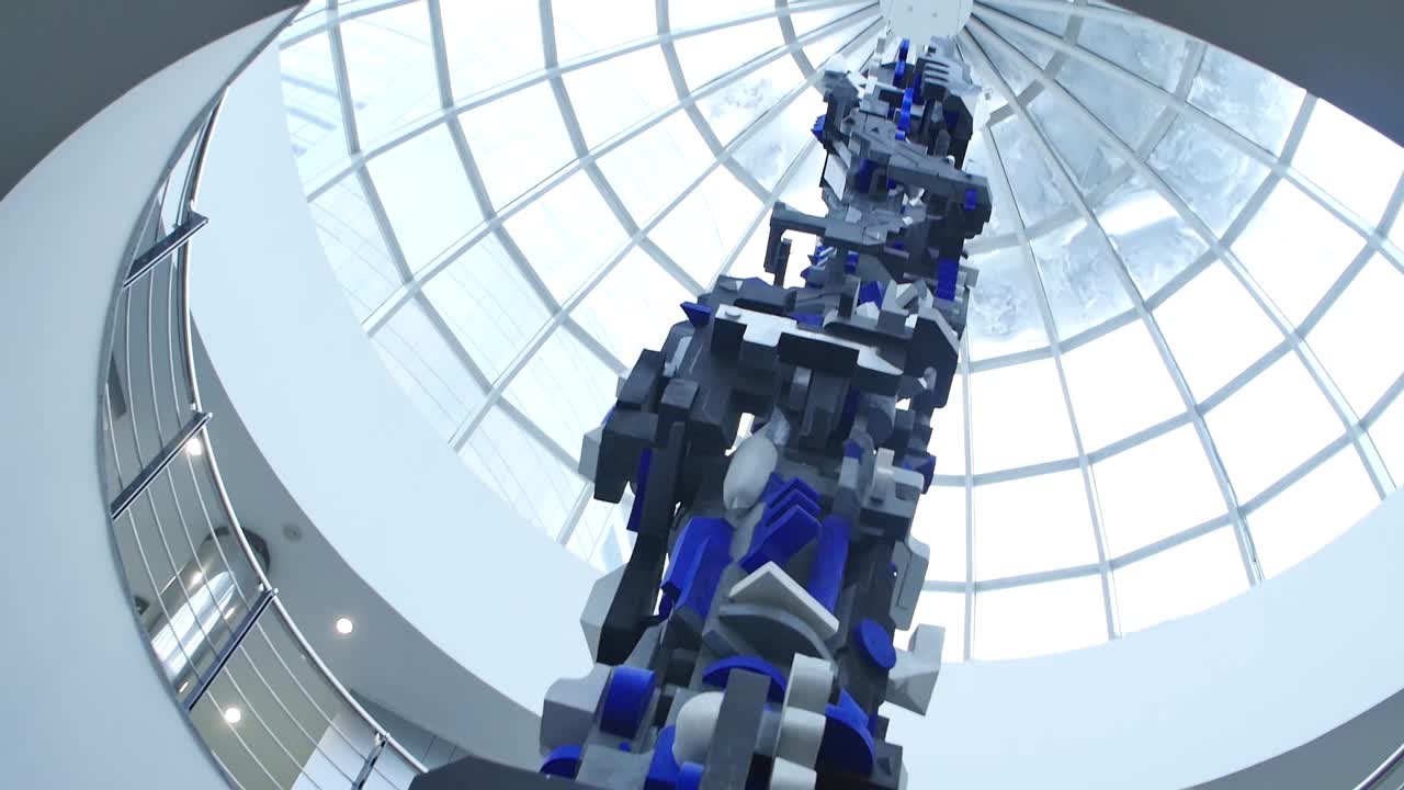 scultura astratta in un edificio moderno