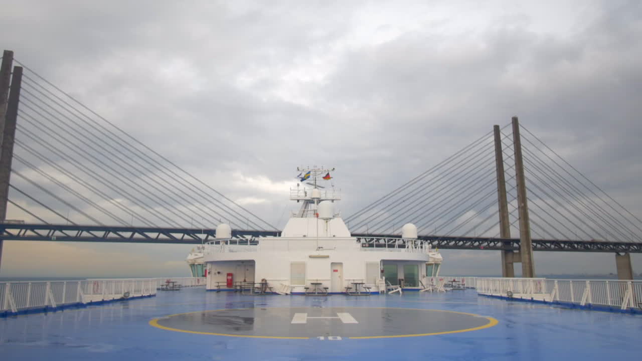 헬리터 기지와 함께 페리 보트 선박이 타임 스에서 øresund 다리 아래로 운행
