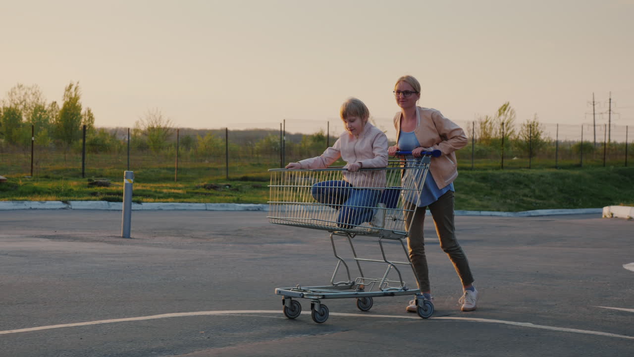 엄마는 쇼핑 바구니에 딸을 굴린다