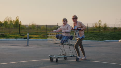 Mamá-Rueda-A-Su-Hija-En-Una-Cesta-De-Compras