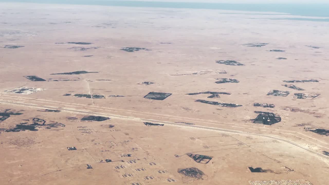 비행기에서 본 도하 사막과 외곽 - 카타르