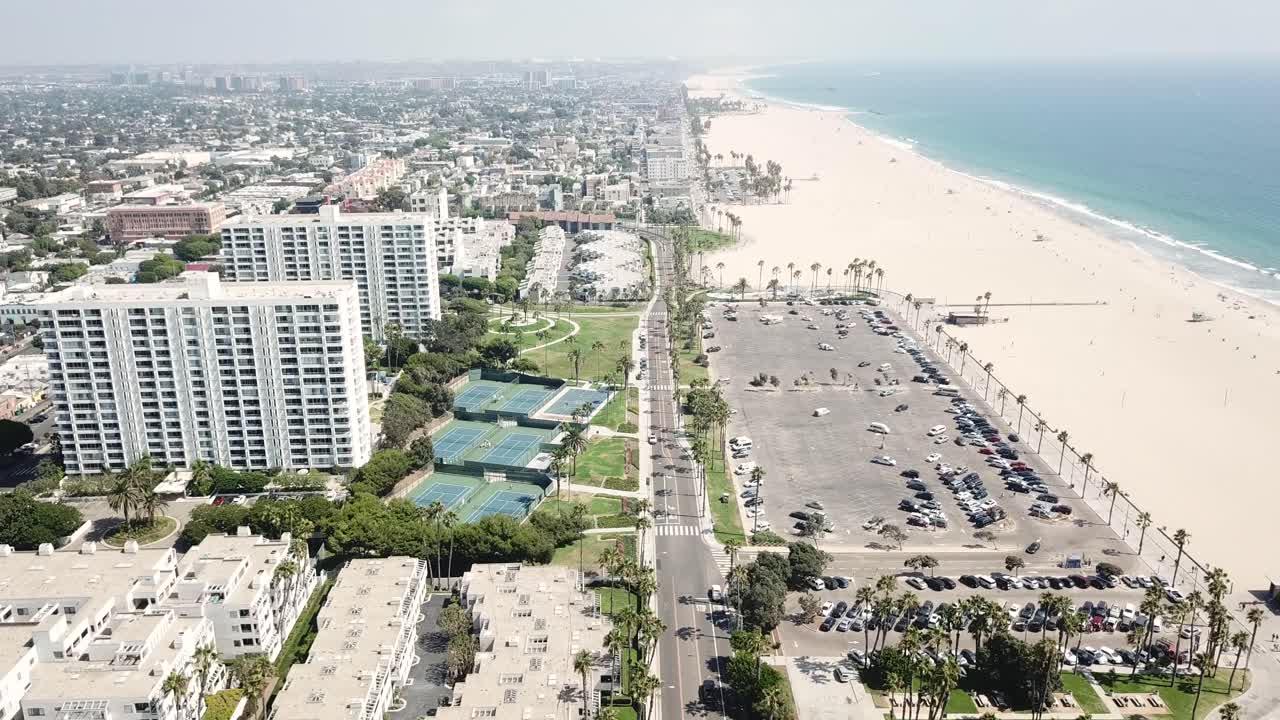 vista aérea de la propiedad de gran altura de la playa frente al mar de los ángeles sobre el paisaje de la ciudad