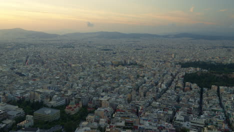 Sonnenuntergangsfarben-über-Athen-Mit-Der-Silhouette-Der-Akropolis