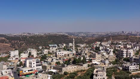 aldea palestina de beit surik con la ciudad de jerusalén en el fondo