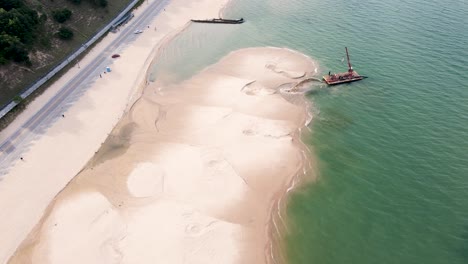 inclinación del cardán sobre un nuevo parche de playa en verano