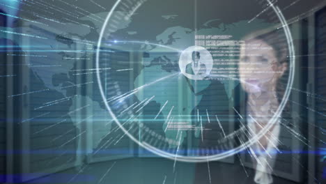 mujer de negocios en el video de la sala de servidores