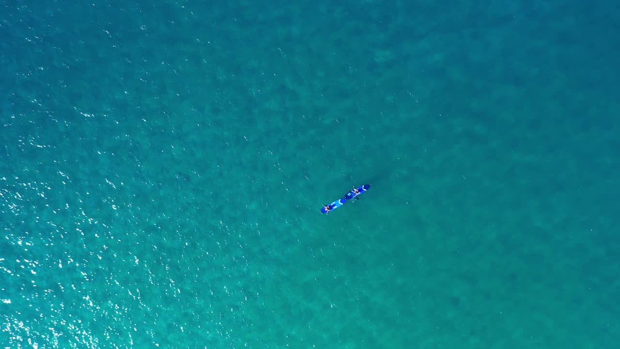 바다 를 가로질러 타고 가는 사람