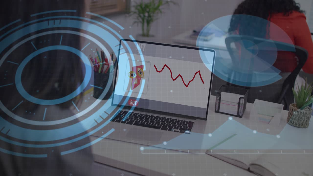 Due donne che guardano un laptop mentre lo schermo cambia, con un HUD animato che guida lo schizzo di un design a zigzag rosso.