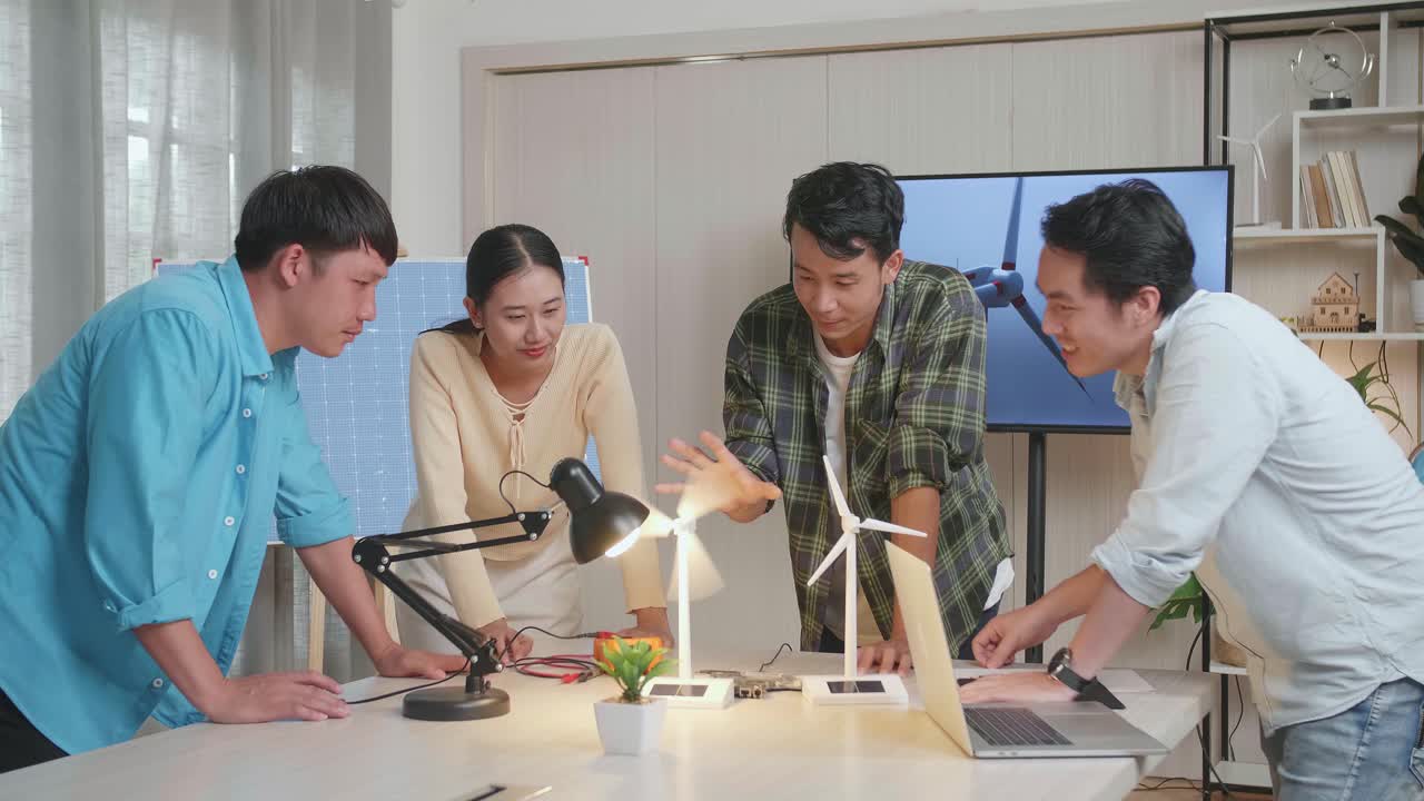 아시아 엔지니어 그룹은 사무실에서 회의를 하는 동안 풍력 터빈을 테스트