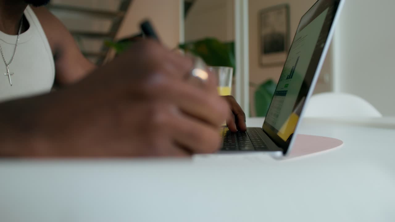 persona que trabaja en una computadora portátil en casa