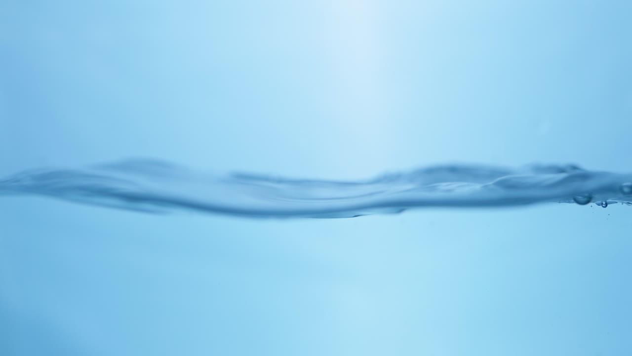 천천히 움직이는 물 어리의 클로즈업
