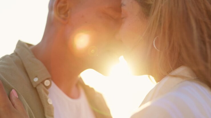 Amore, bacio in spiaggia e primo piano di coppia al mare