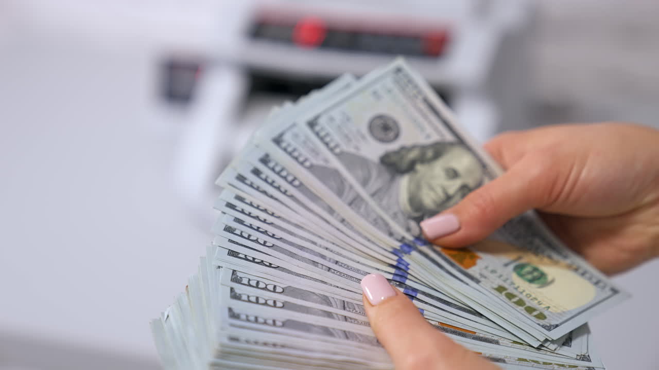 concepto de negocios, finanzas, ahorro, banca y personas - cierre de manos de mujer contando dinero en dólares estadounidenses