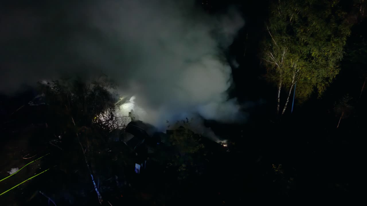 소방관은 생명을 구하기 위해 밤을 용감하게