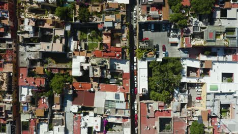 Vista-Aérea-De-Arriba-Hacia-Abajo-De-La-Ciudad-Llena-De-Gente