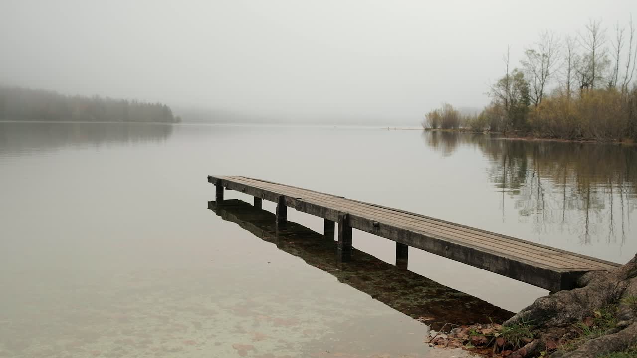 변덕스럽고 미니멀한 날 보히니 호수에서 호수로 이어지는 부두