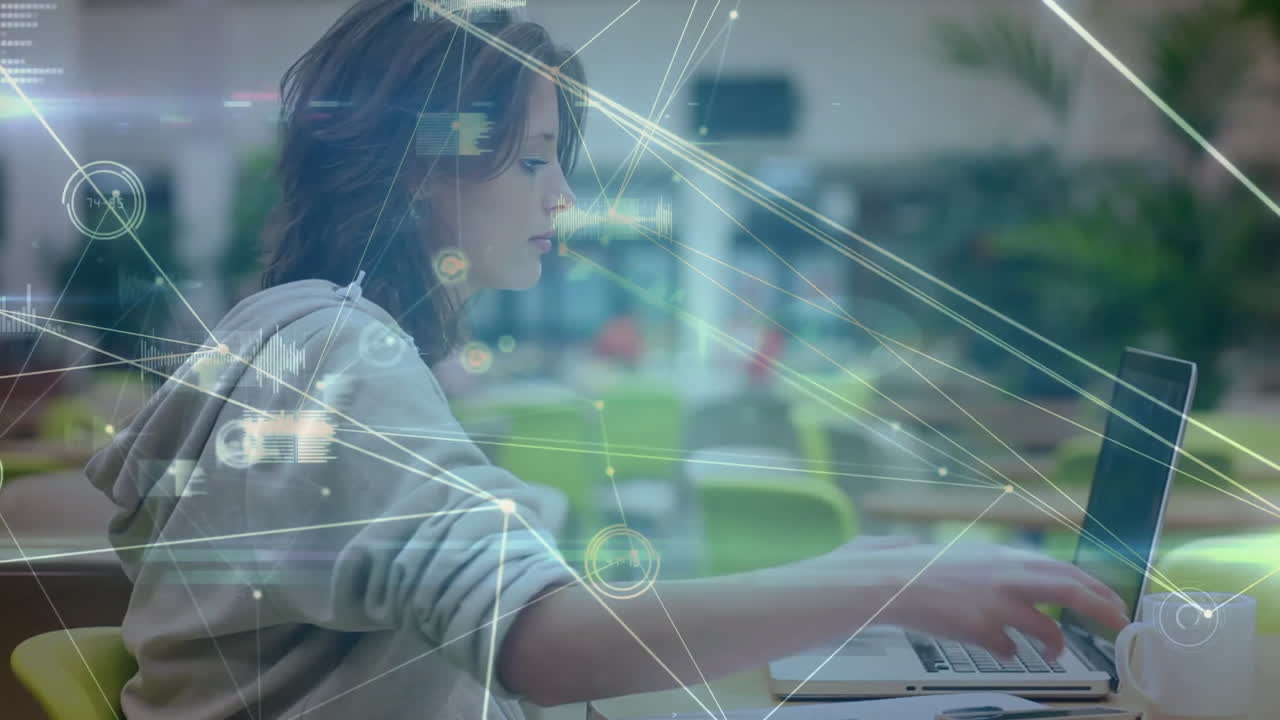 animación de la red de conexiones a través de la mujer usando la computadora portátil en la oficina