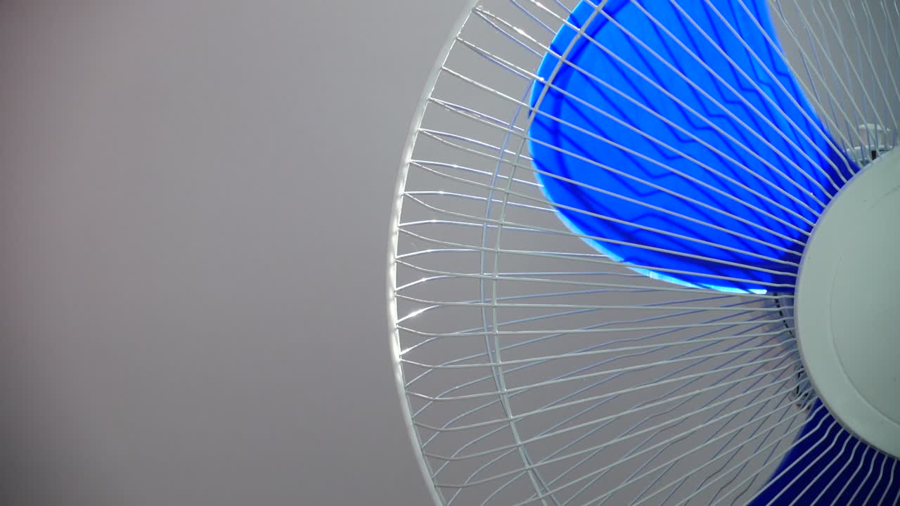Pás do ventilador em movimento. Funcionamento do ventilador.