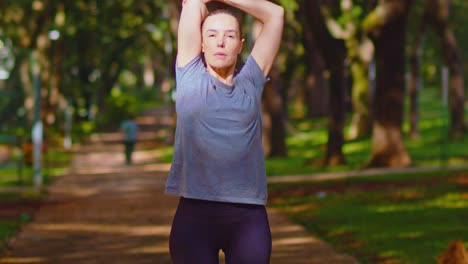 Reveal-attractive-woman-exercising,-city-park,-Brasilia,-Brazil