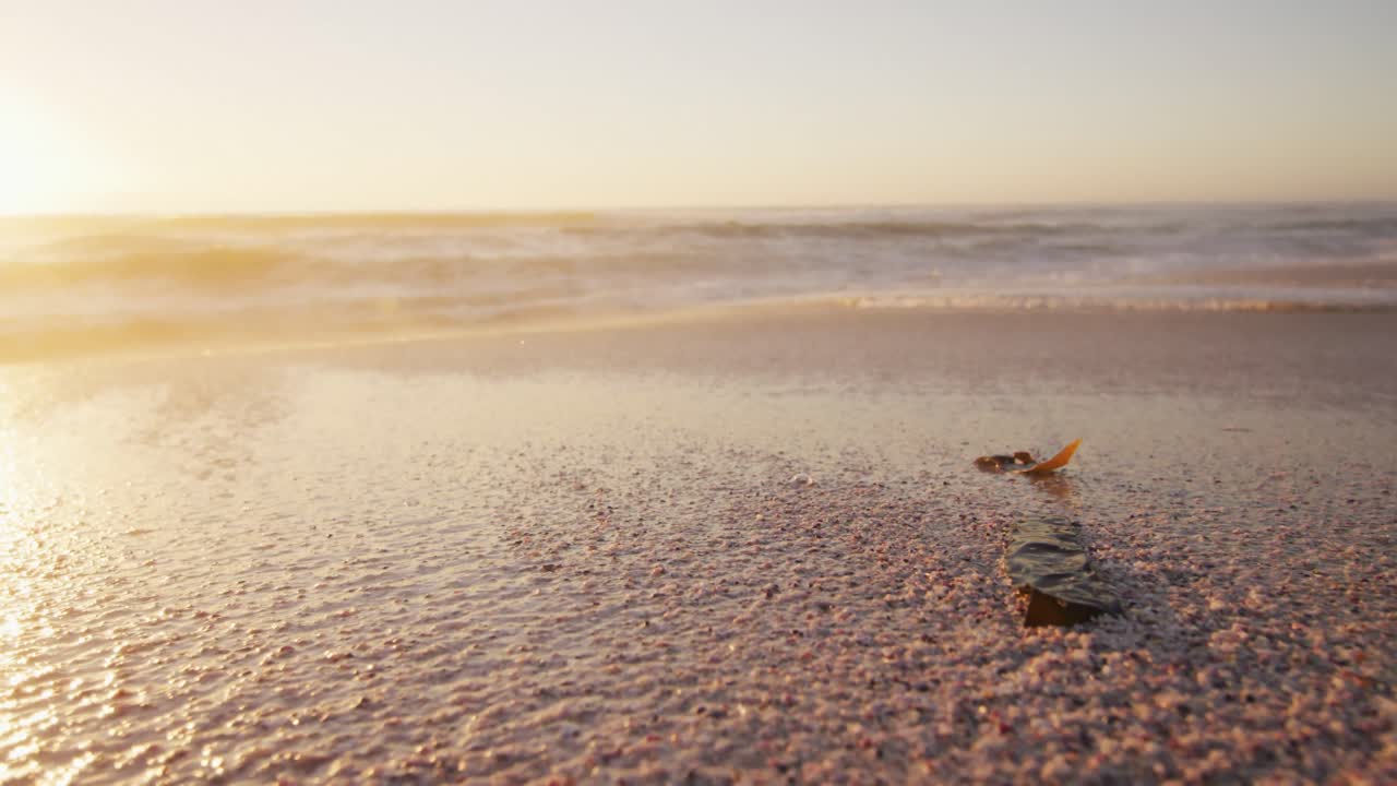 해가 지고 바다가 파도와 푸른 하늘로 비어있는  ⁇ 은 해변에