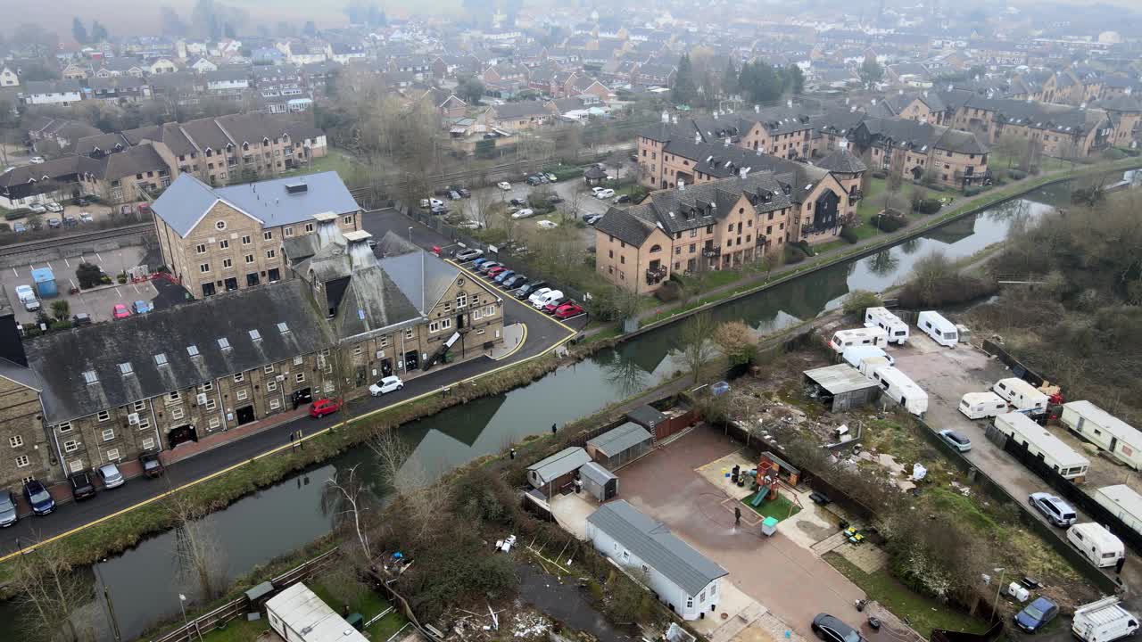 edificios al lado del canal sawbridgeworth pequeña ciudad en essex, reino unido imágenes aéreas
