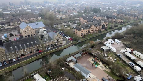 Edificios-Al-Lado-Del-Canal-Sawbridgeworth-Pequeña-Ciudad-En-Essex,-Reino-Unido-Imágenes-Aéreas