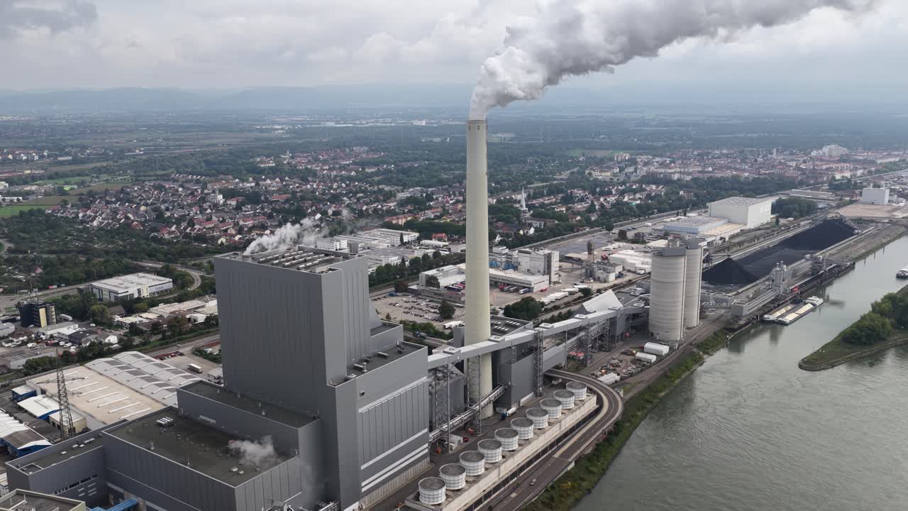Grosskraftwerk Mannheim Aktiengesellschaft, energy production. Electricity from coals. Along the rhine river in Germany. Aerial video