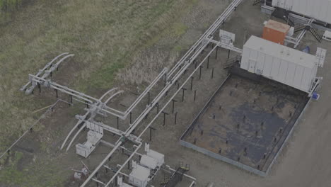 el dron captura el diseño expansivo de una estación de bombeo integral de la industria del petróleo y el gas en el norte de la columbia británica.