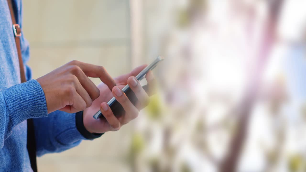 Animazione di uomo d'affari birazziale che usa lo smartphone su sfondo sfocato