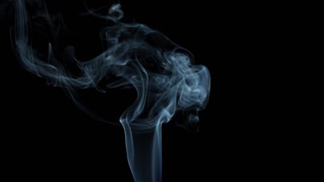 humo gris sobre un fondo negro.