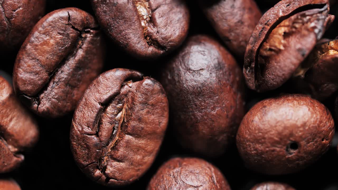 Baggrund med ristede kaffebønner. Videoloop. Nærbillede.