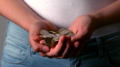 mujer atrapando monedas de euro que caen