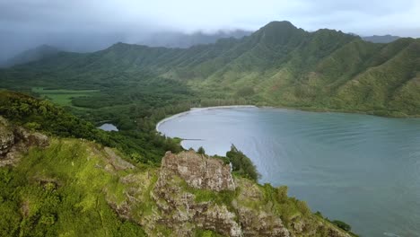 disparo de un dron que rodea la cima de los acantilados en la caminata del león agazapado en oahu, hawaii