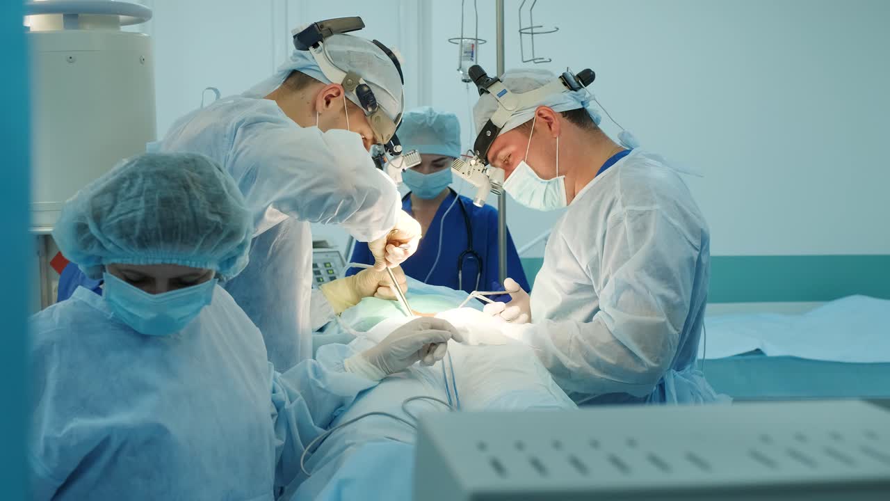 los cirujanos realizan una operación y las enfermeras los ayudan