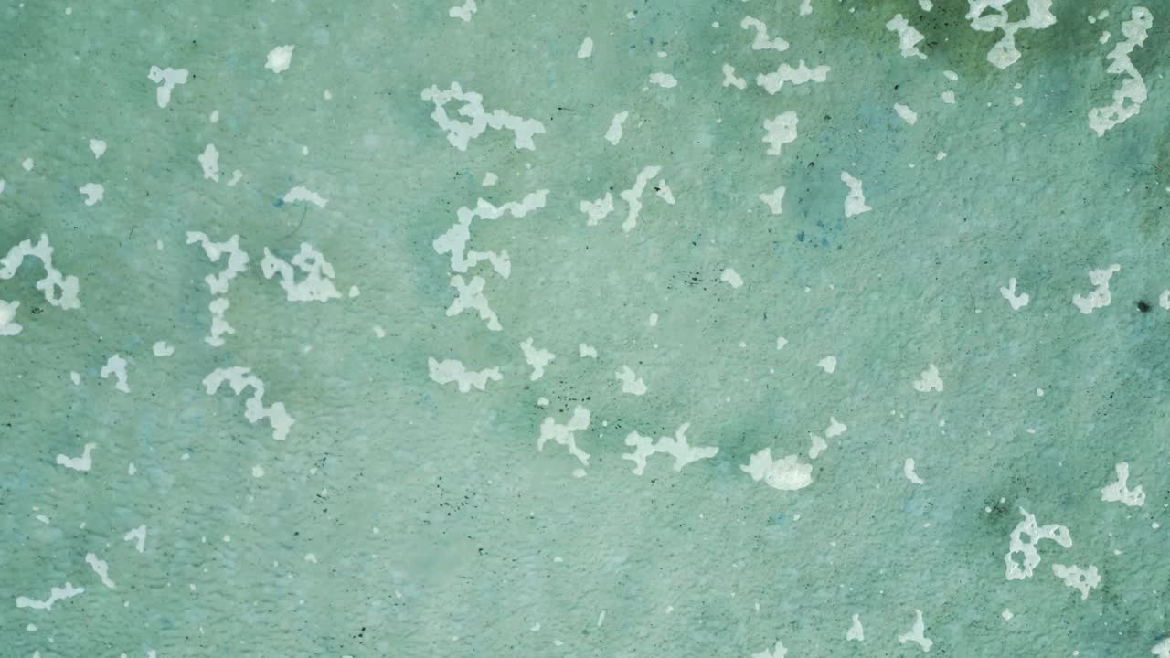 코 간 (koh phangan) 의 티르코이즈색 물의 위에서 아래로의 개요, 모래 바닥의 해바라기와 은 물을 보여줍니다.