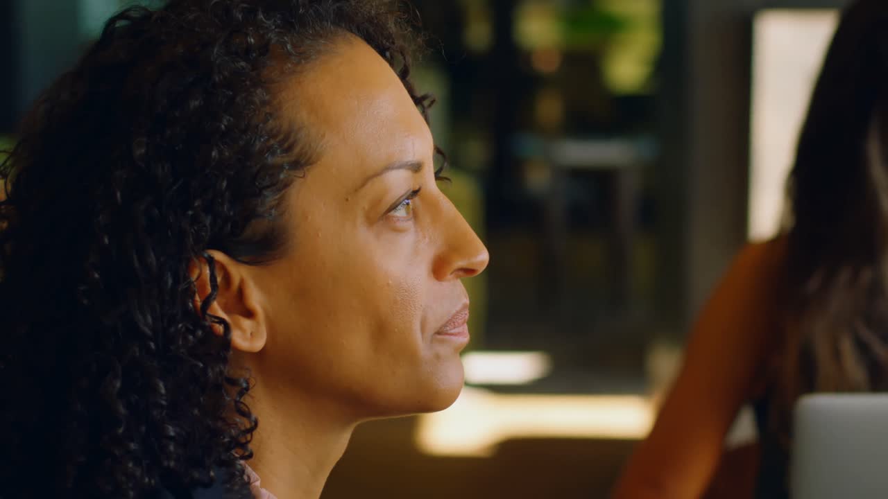 Female executive interacting with colleagues in cafeteria 4k