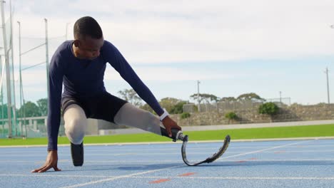 atletas discapacitados haciendo ejercicio en una pista de atletismo 4k